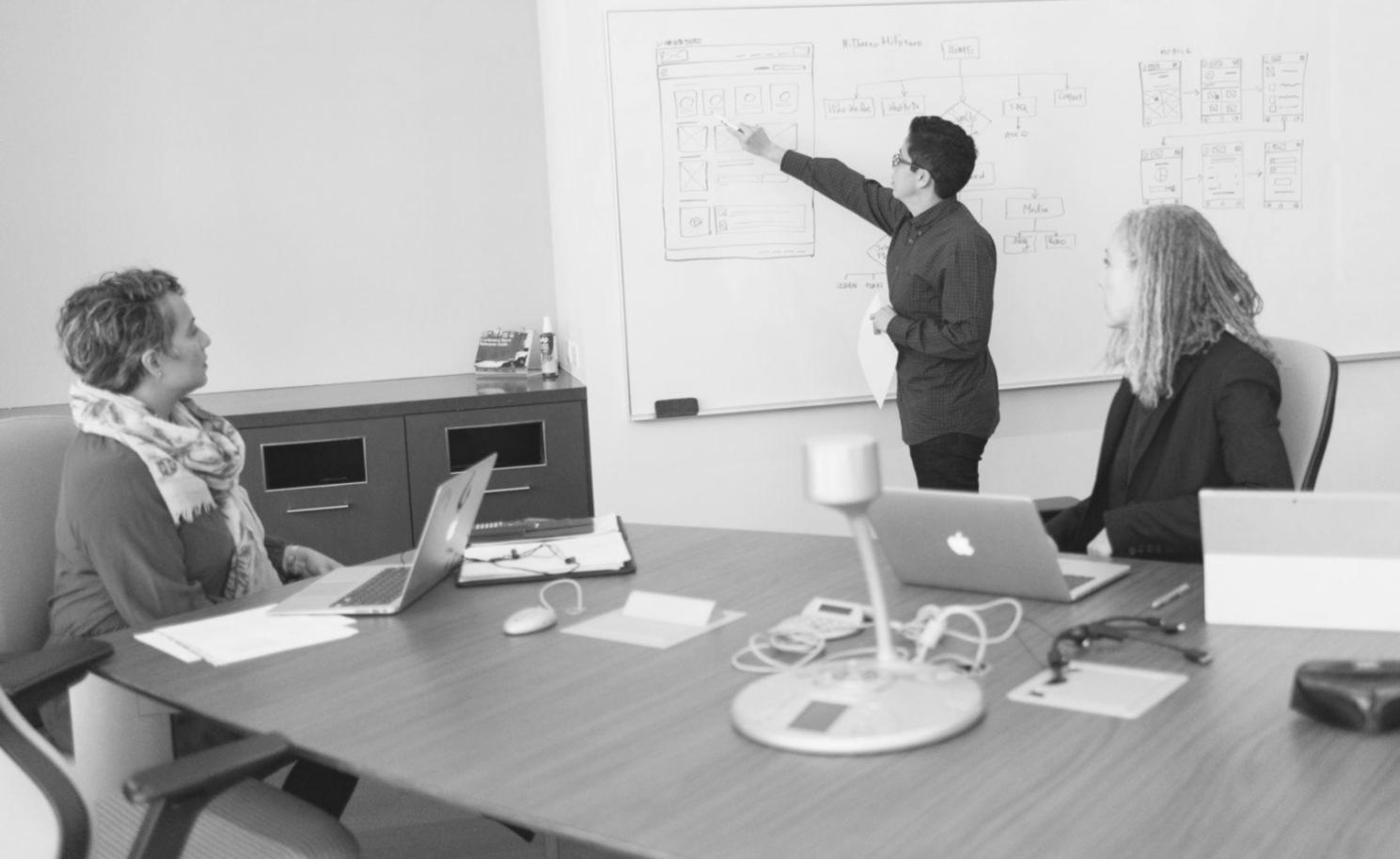 Espace de travail collaboratif avec documents financiers
